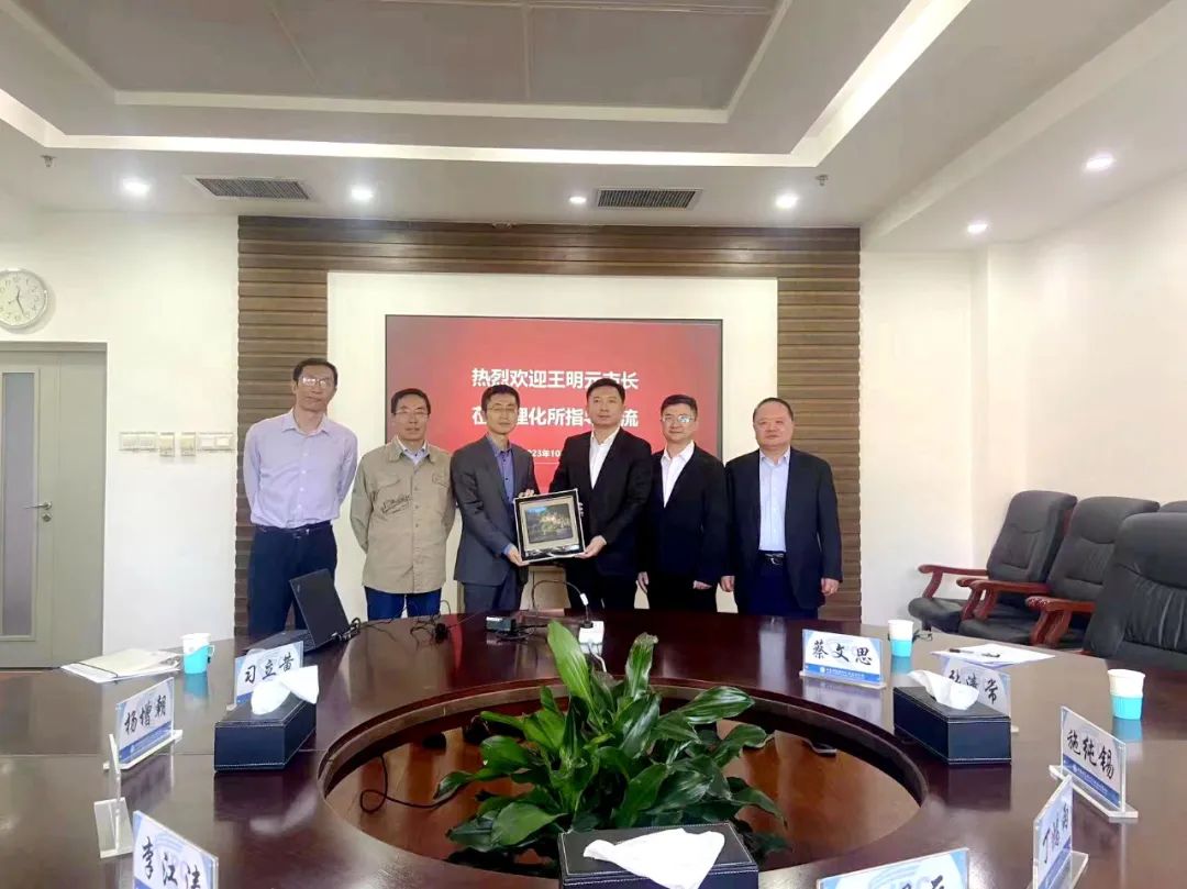 晋江市の指導者らが華清研究所の共同設立を強化するため中国科学院物理化学研究所を訪問